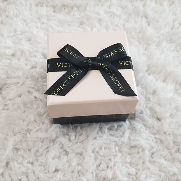 Victoria's Secret Earring and Bracelet Set - Picture 2 of 11